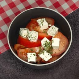 Paradajz sa feta sirom